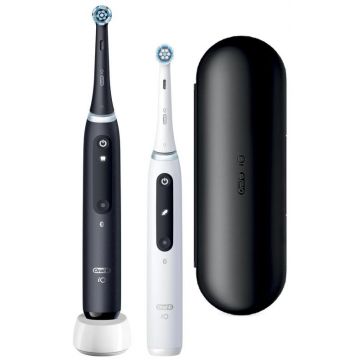 Set 2 x Periuta de dinti electrica Oral-B iO5 Duo cu Tehnologie Magnetica si Micro-Vibratii, Inteligenta artificiala, Display conversational, Senzor de presiune Smart, 5 moduri, 2 capete, Trusa de calatorie (Negru/Alb)