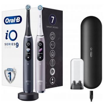 Set 2 x Periuta de dinti electrica Oral-B iO9 cu Tehnologie Magnetica si Micro-Vibratii, Inteligenta artificiala, Display led, Senzor de presiune Smart, Timer vizibil, 7 moduri, 1 incarcator magnetic, 1 Trusa de calatorie cu incarcator (Negru/Roz)